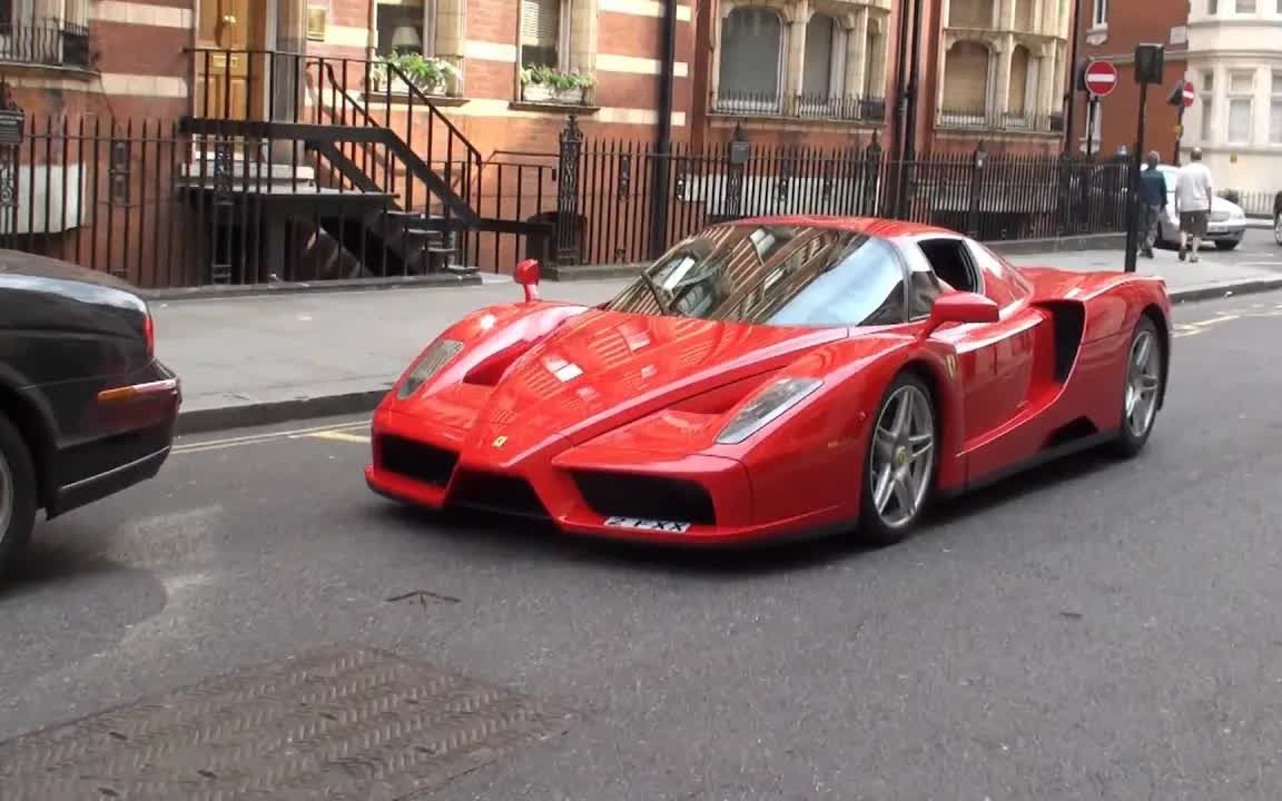 伦敦骑士桥的红色法拉利恩佐-驾驶,发动机声音