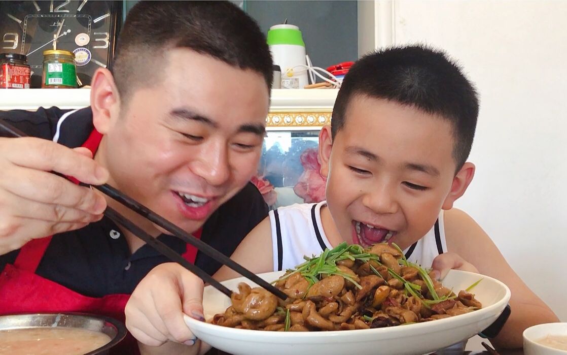 超小厨5斤大肠烧一锅,父子两人抢着吃,臭是真臭,但吃着真爽_哔哩哔哩