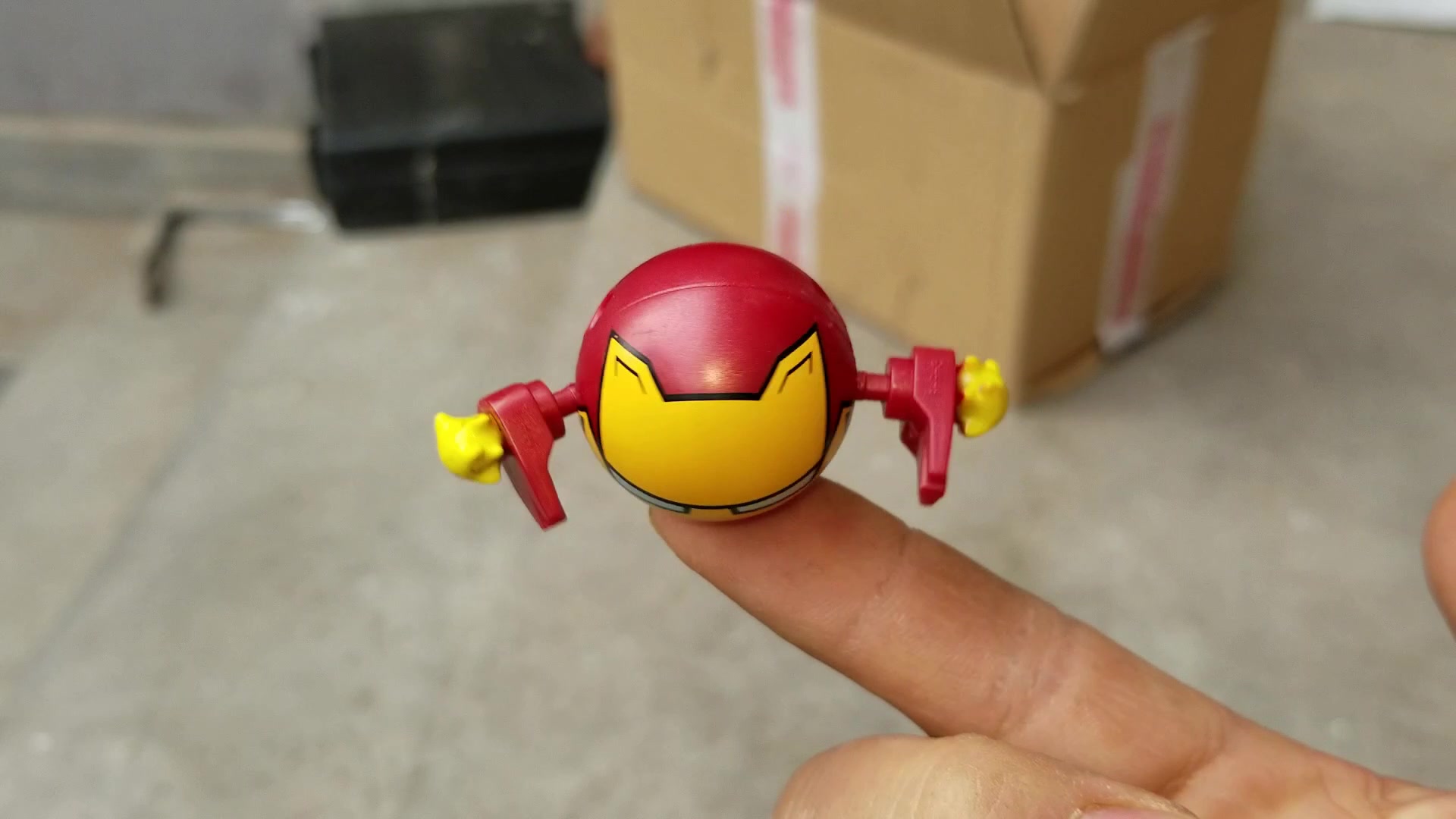 开箱一款迷你钢铁侠,可以在手指间上转来转去的,感觉超级萌萌哒_哔哩