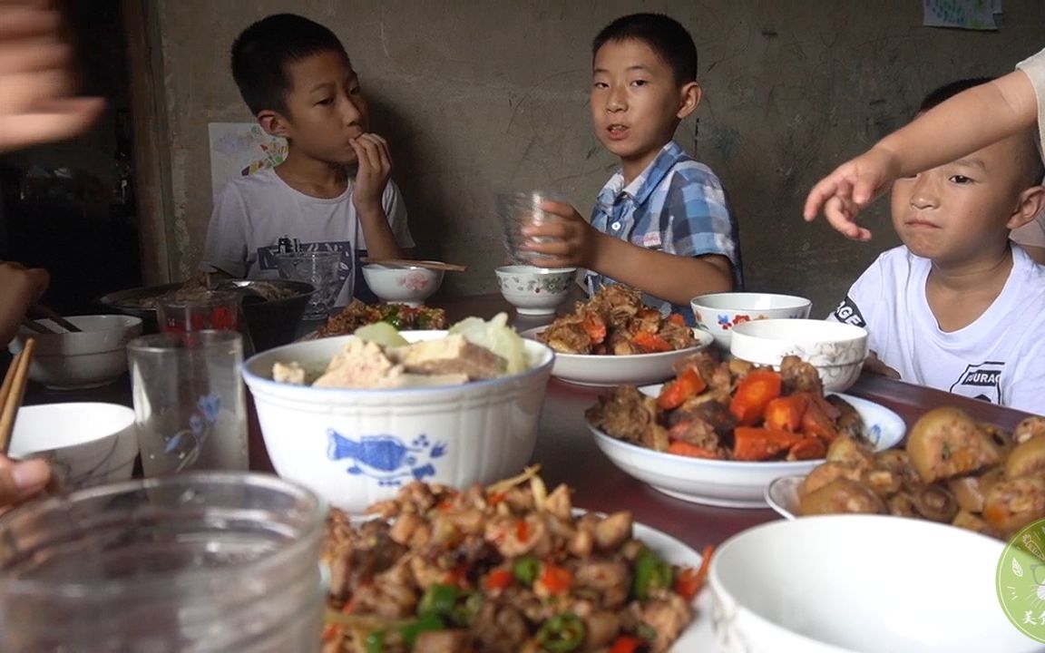 [图]女儿过生日，桃子姐做道烫皮小煎兔，外加一桌菜，大家吃得开心