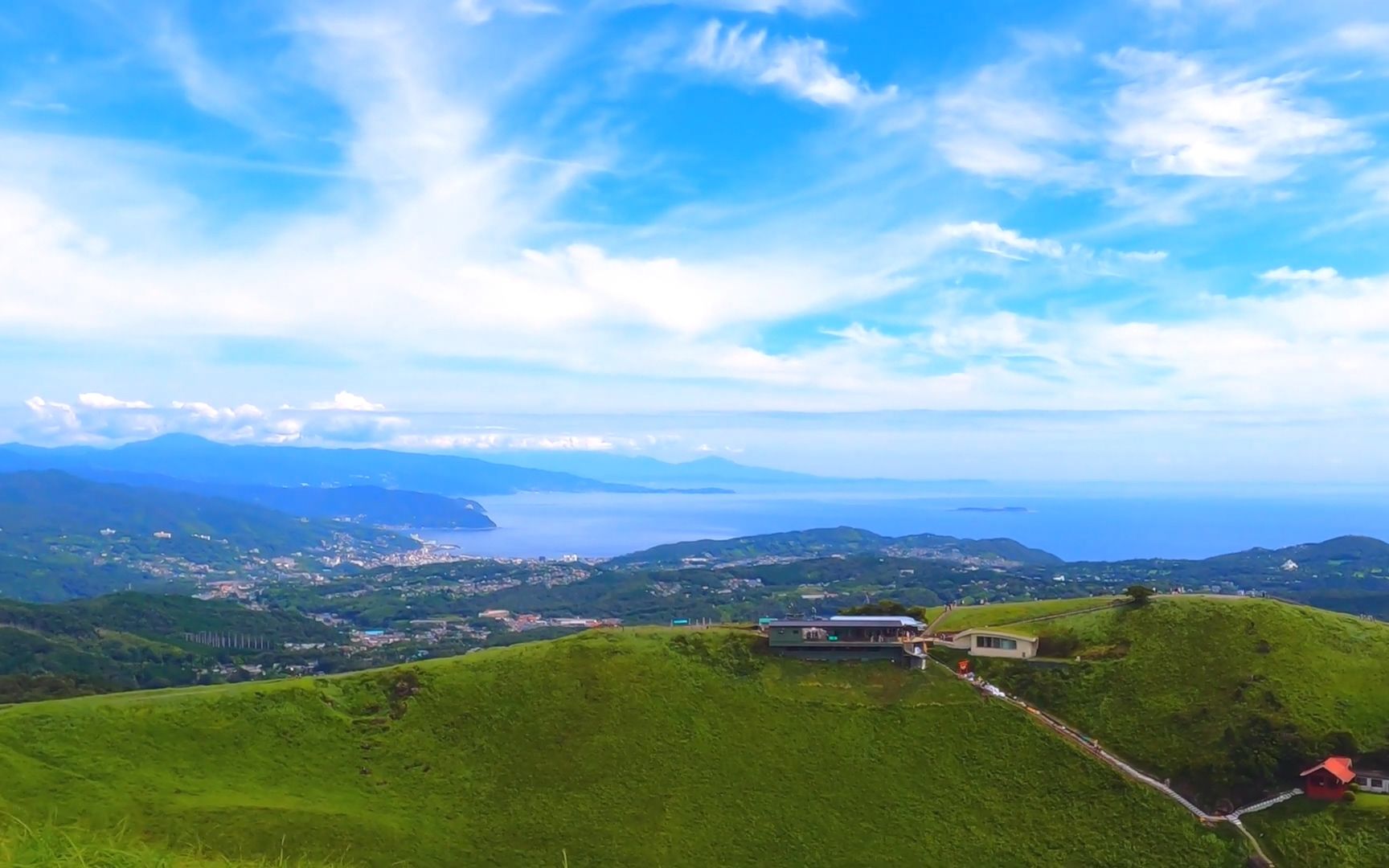 在大室山火山上远看伊东市