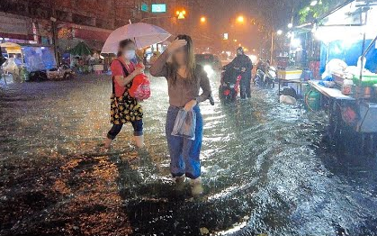 [图]「4k」漫步在暴雨季的曼谷街角~