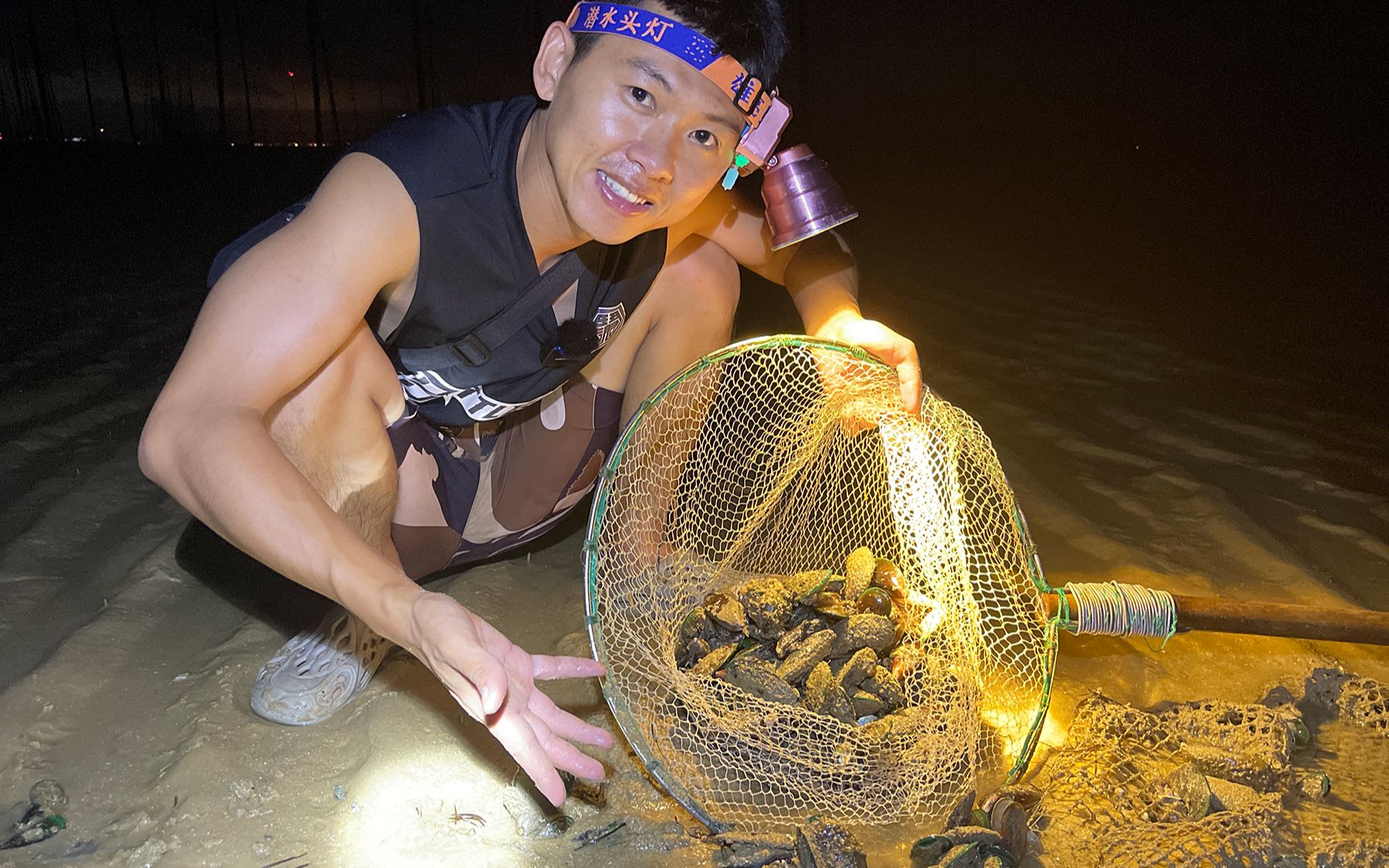 阿旺和大哥深夜赶海发现一大片青口螺没人要开始泛滥了