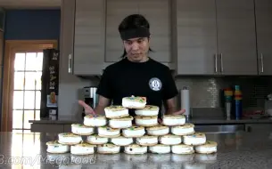 Descargar video: 【matt stonie】美国大胃王小哥一口气吃掉25个三明治冰淇淋！！6000kcal！！