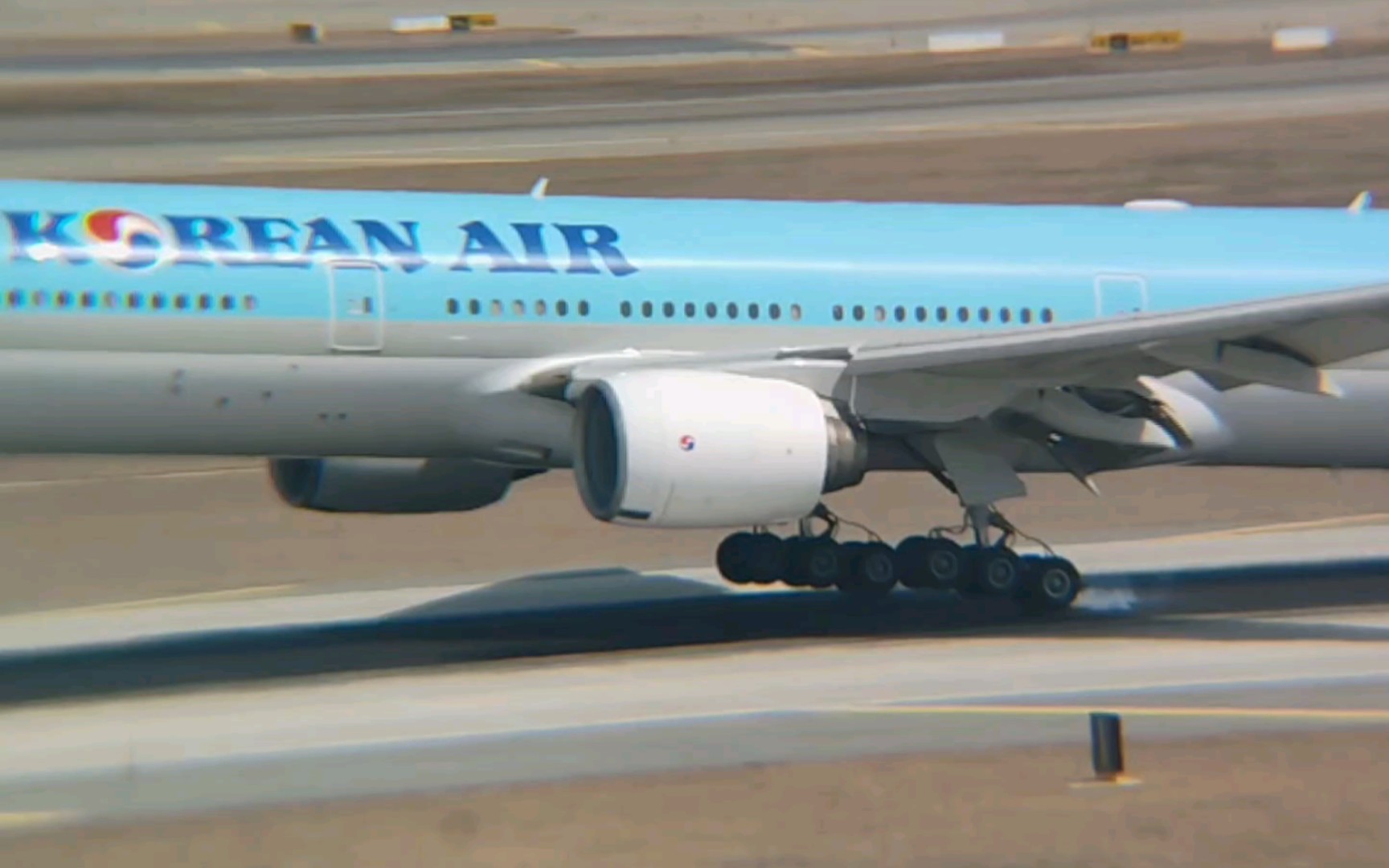 大韩航空b777-200er降落接地瞬间慢镜头