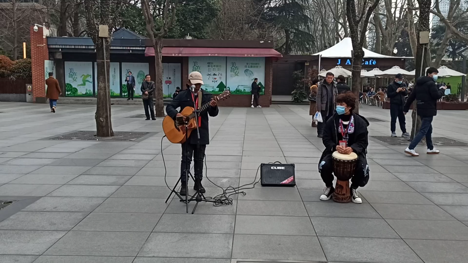 静安公园门口上海街头艺人黑子表演经典老歌心的祈祷