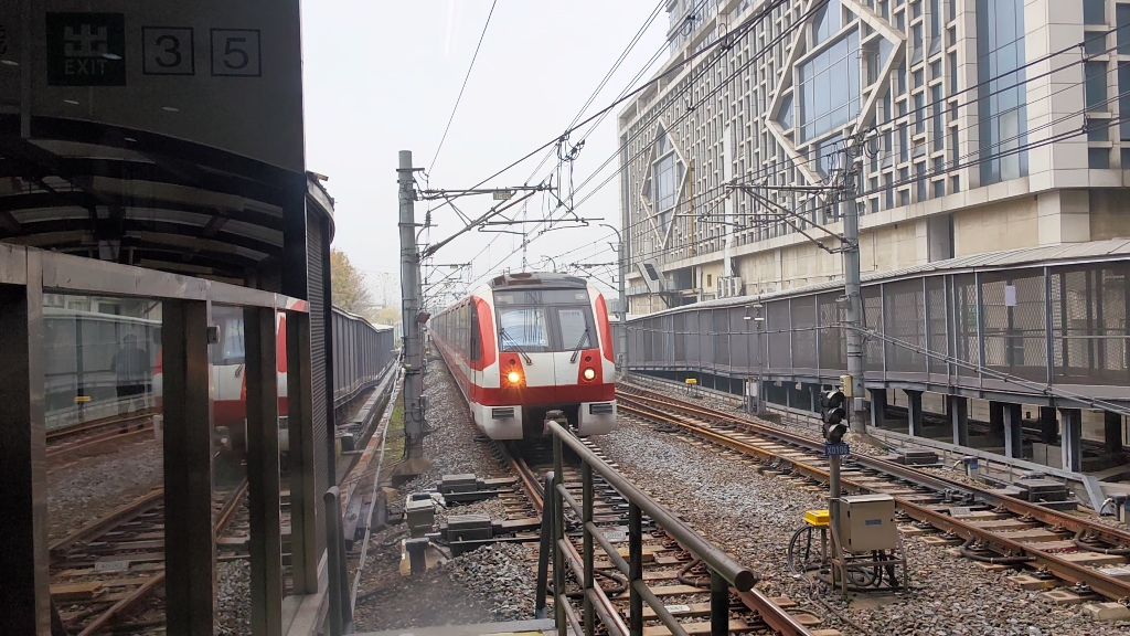 列车进出油坊桥站 | 南京地铁二号线