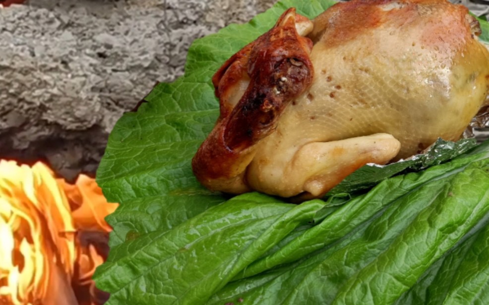 广西农村土窑鸡,仅靠一张青叶掌火候,成功如此简单.