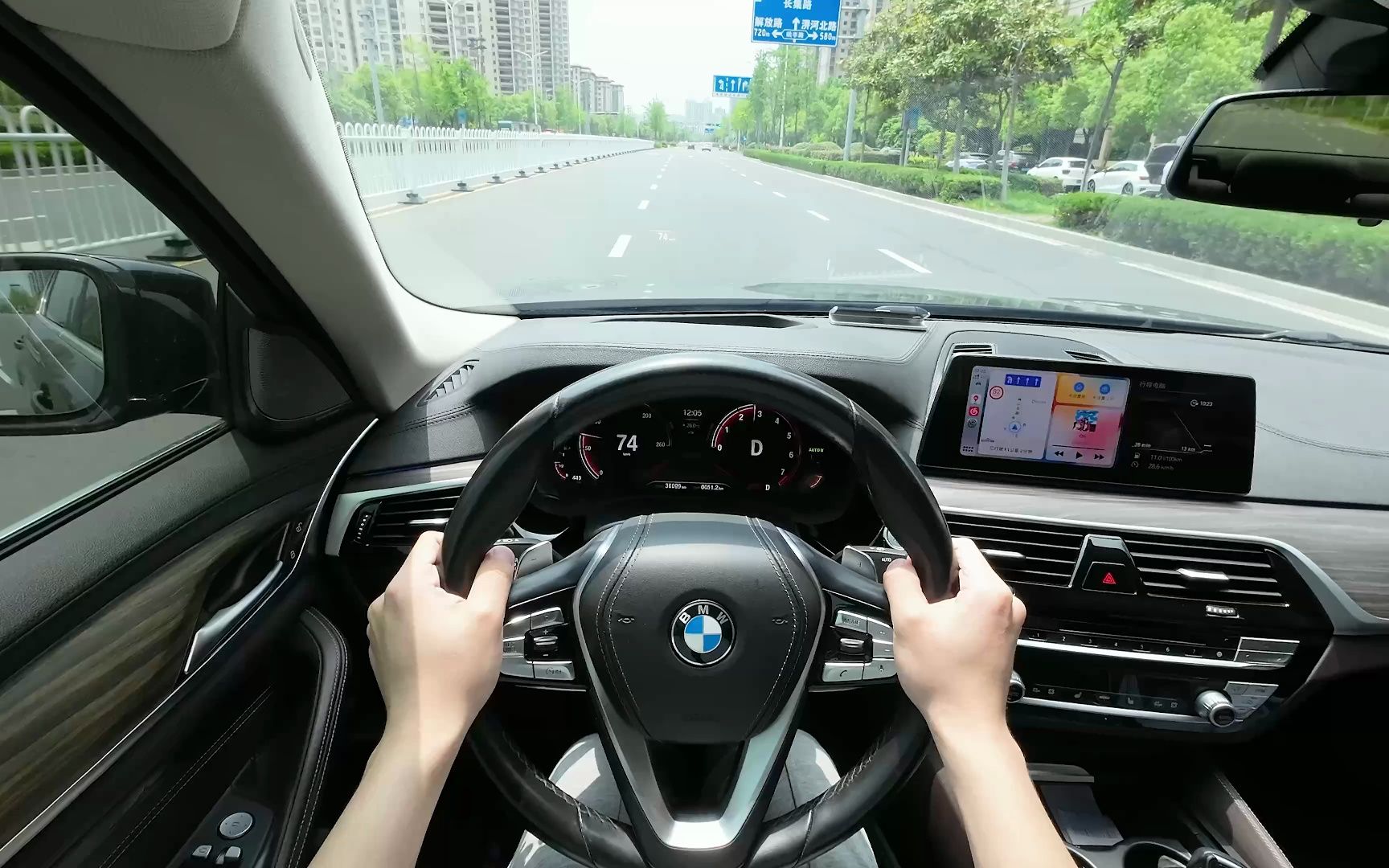 宝马五系【第一人称】沉浸式体验宝马 雨天听歌530li