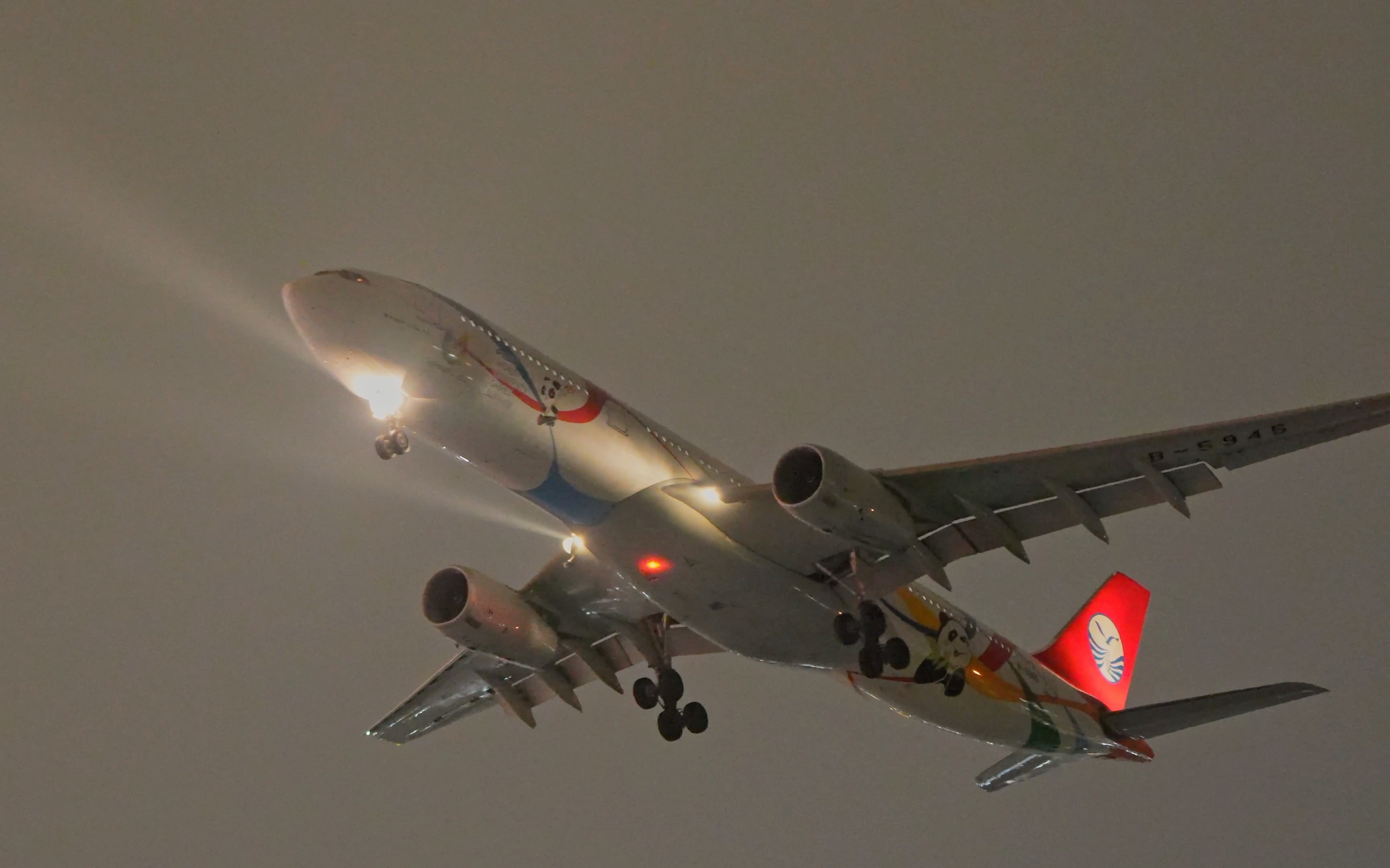 四川航空a330-300大运会彩绘夜晚落地深圳