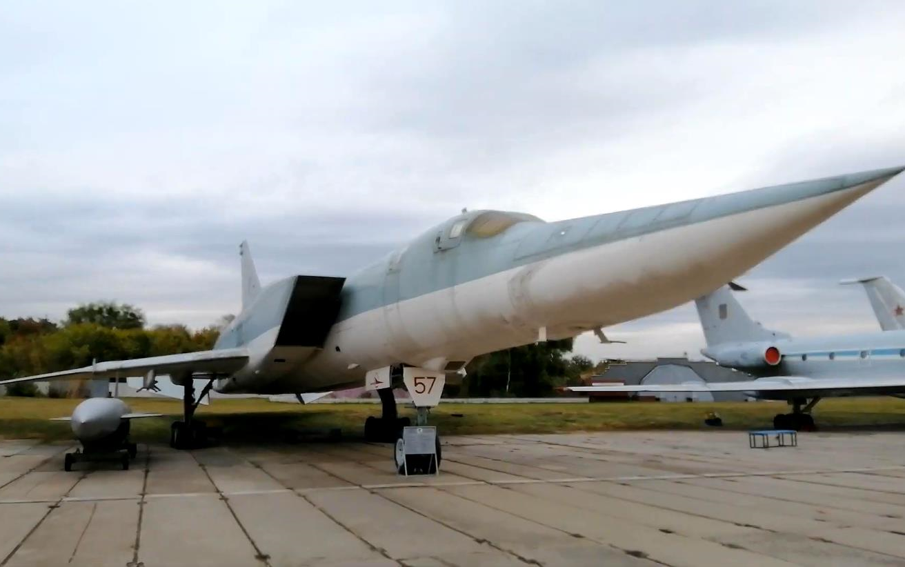 【乌克兰国家航空博物馆】图波列夫设计局 —图-22m3"逆火-c"可变后