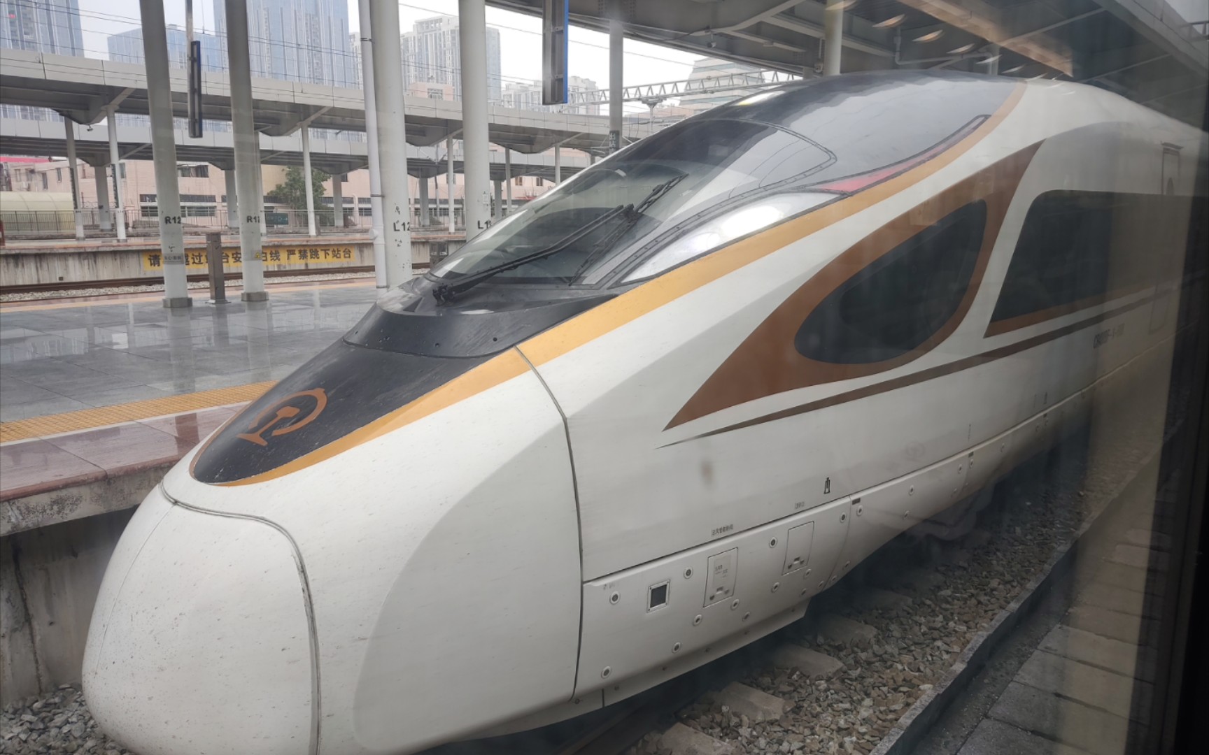 g1504长编组金凤凰cr400bf-a-5088桂林北站四站台贴脸出站