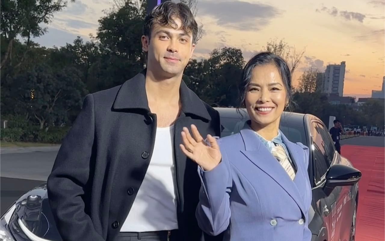 歌后韦唯与二儿子韦紫瑞亮相elle35周年风尚大典(1)