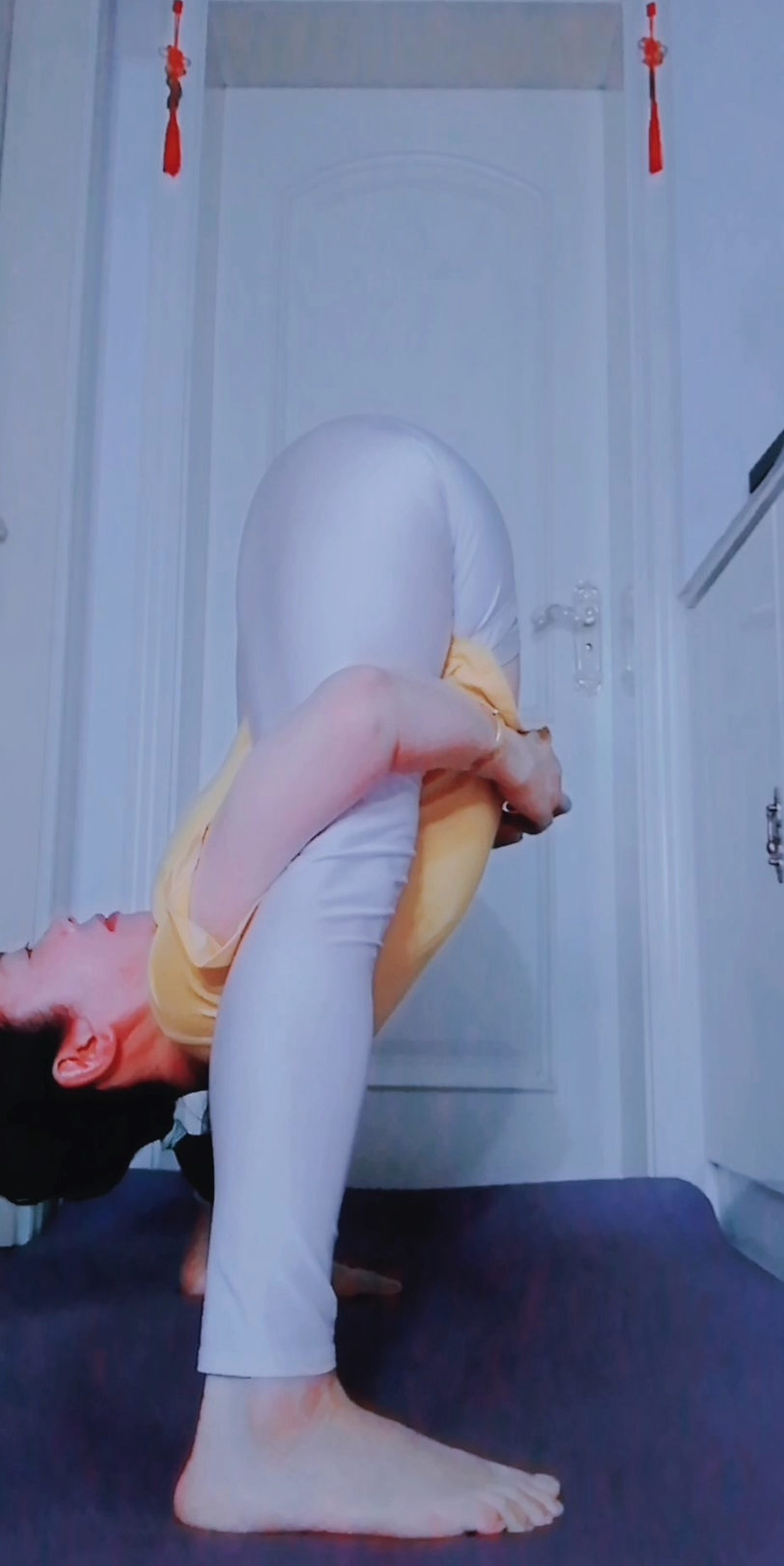 高难度动作,深度前屈拉伸