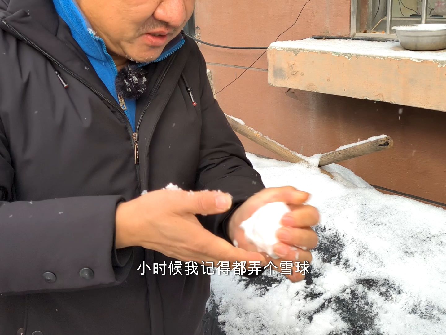 青岛终于下雪啦!老刘出来尝一尝“雪的味道”吧!哔哩哔哩bilibili