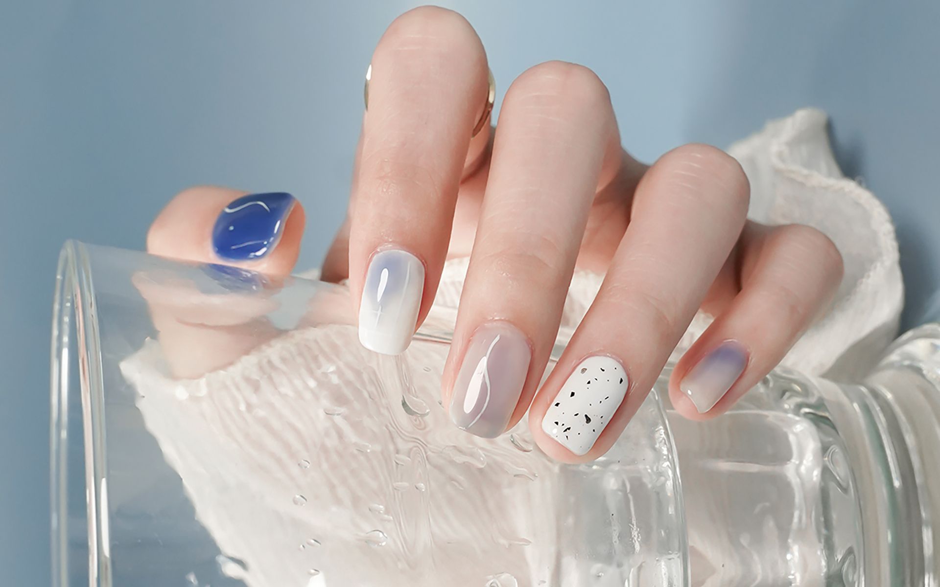 果冻感晕染清透蓝美甲,夏天专属的甜美和清凉!