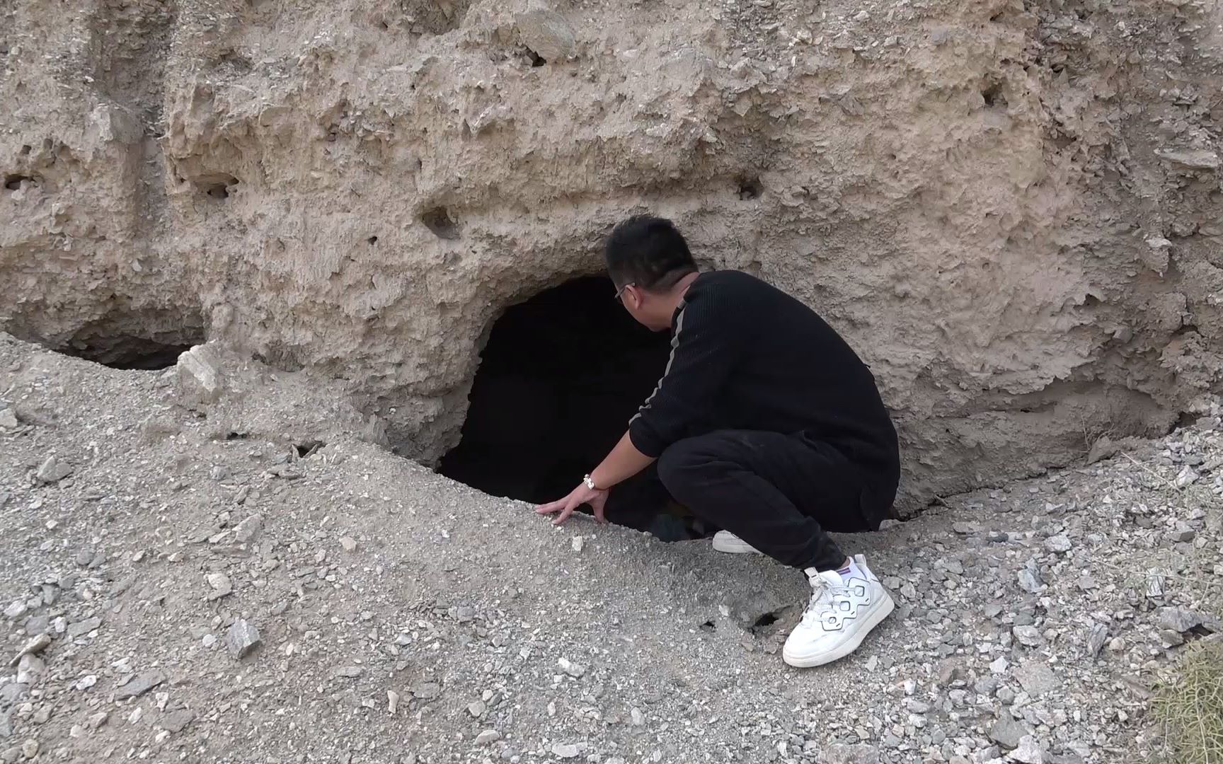 拿着金属探测器在戈壁滩寻宝发现好几个大洞我怀疑是盗洞