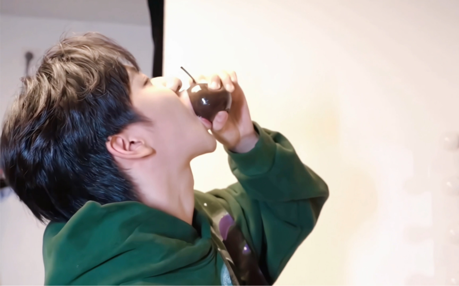 贺峻霖第一吃冻梨被惊艳到给大家浅炫一个小猪宝宝