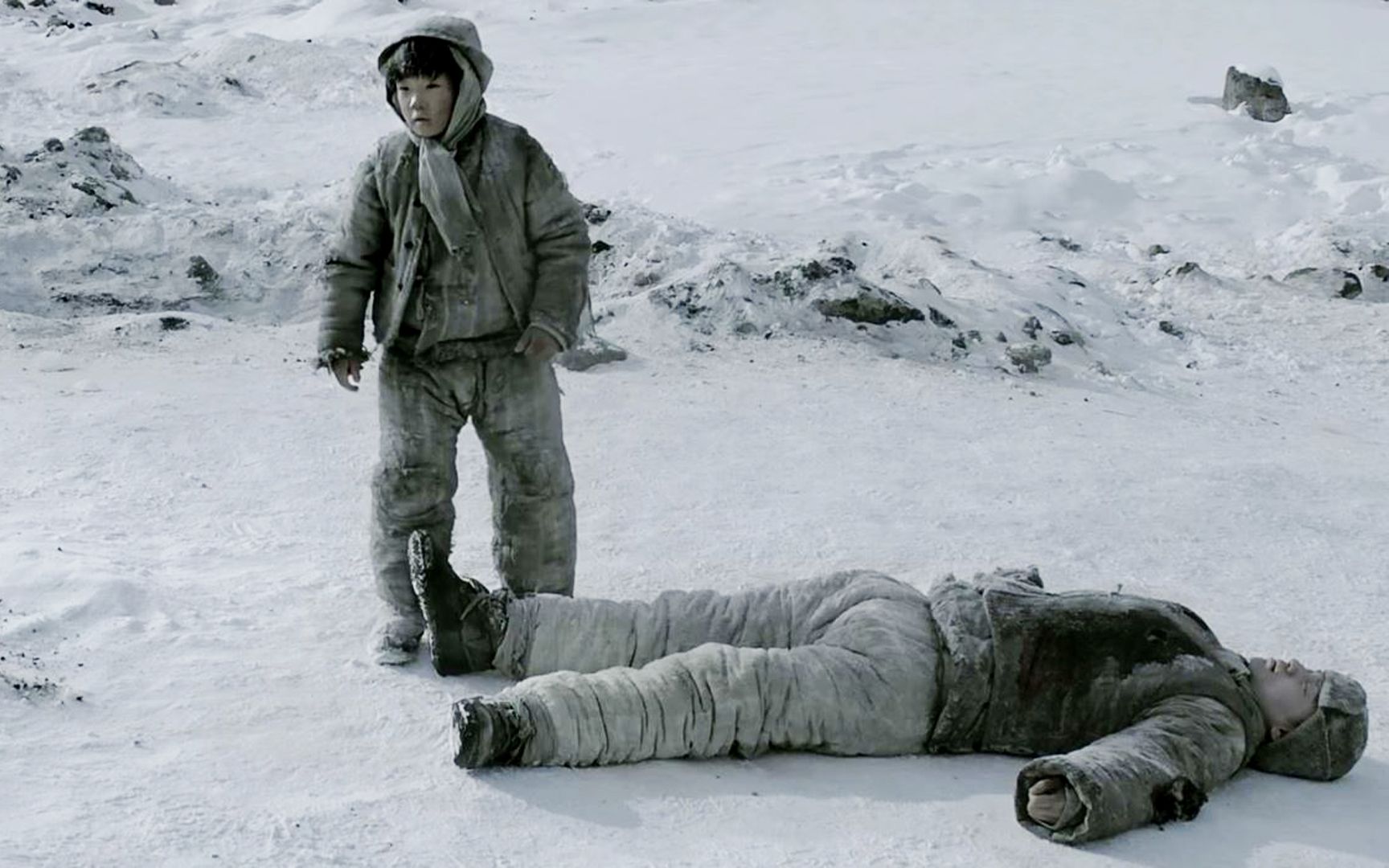 朝鲜战场的小男孩尸体推里救伤员美军用肉罐头诱惑