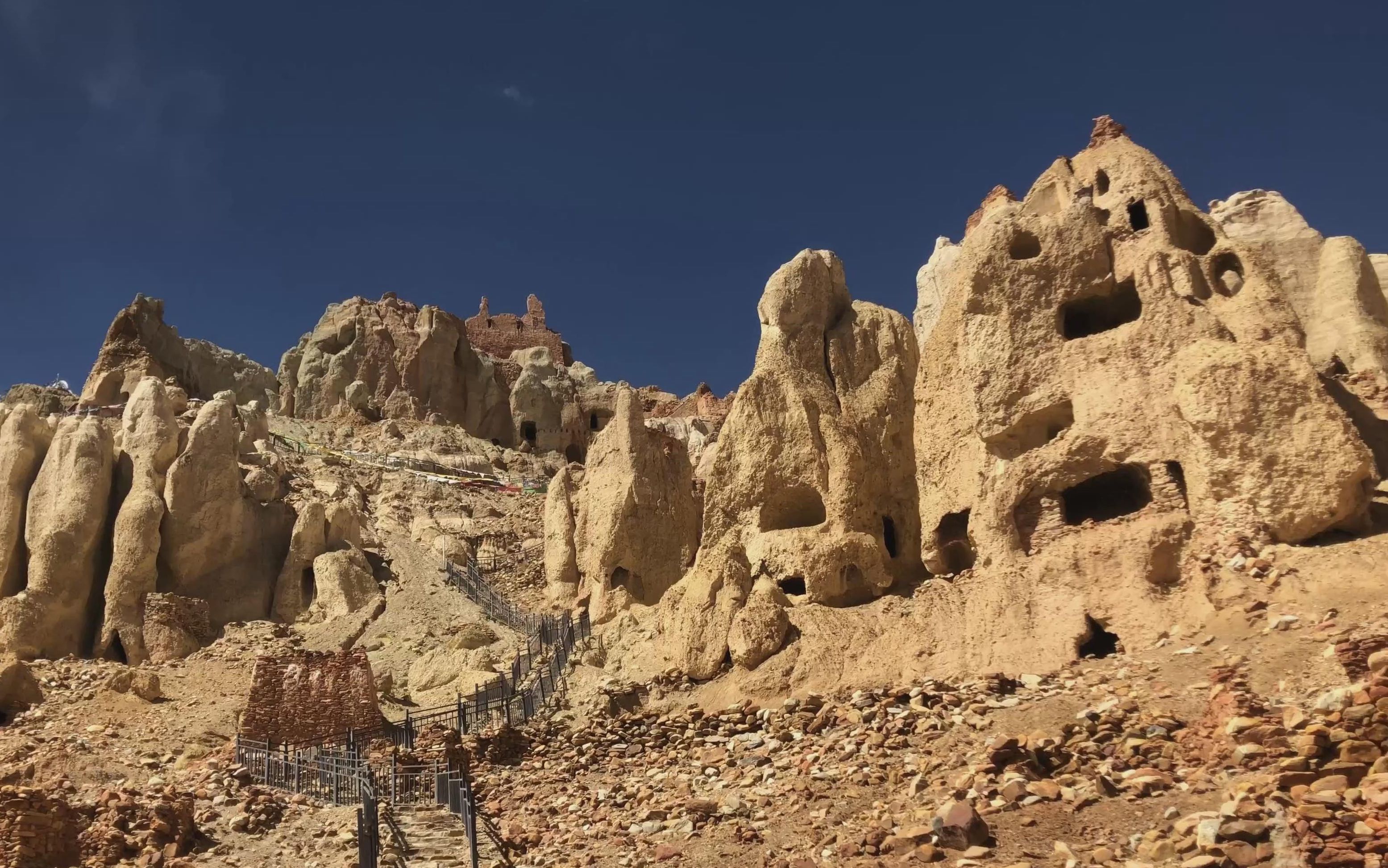 穹隆银城最高处进入一间小屋突然大门关闭漆黑一片吓死我了
