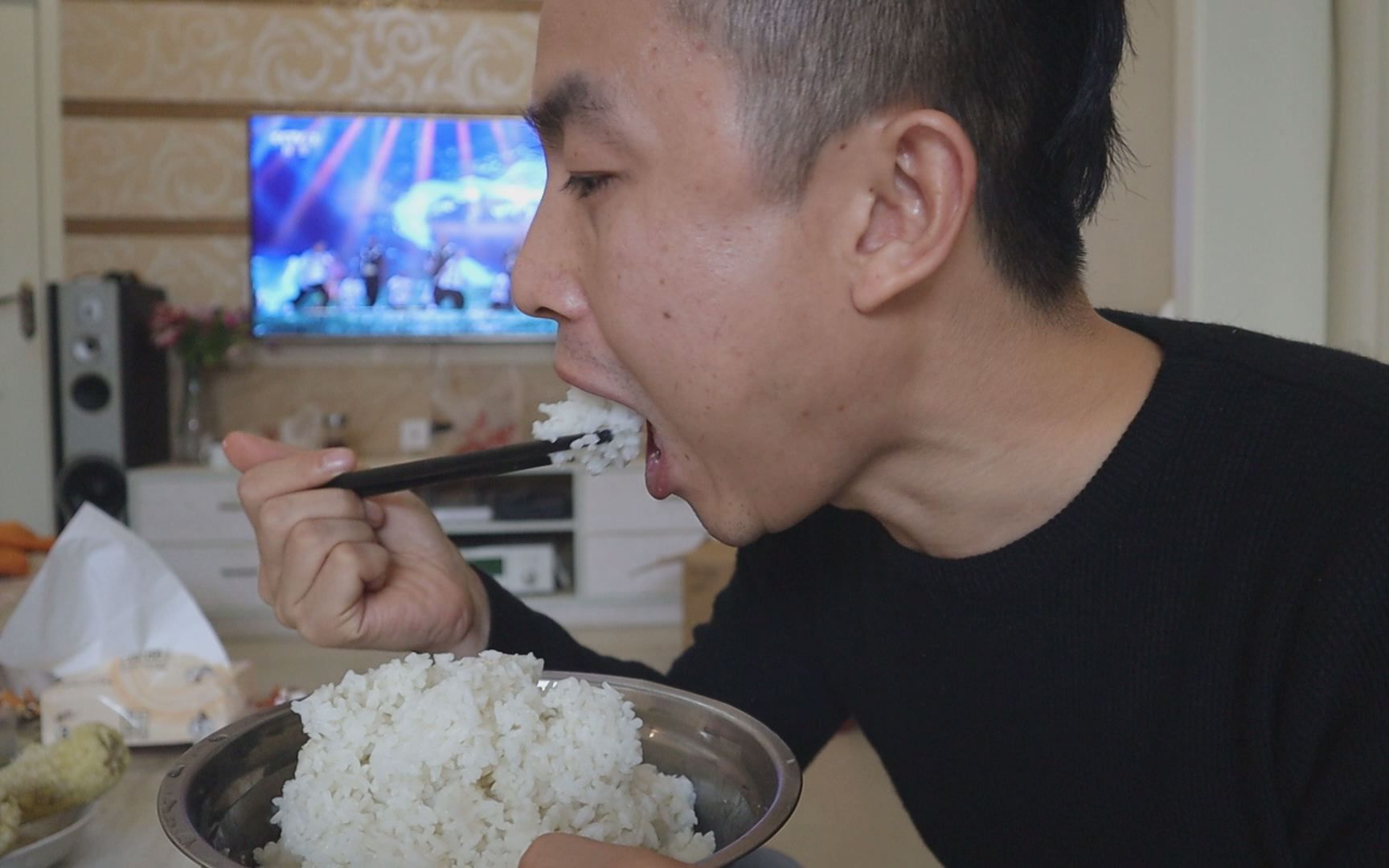 炖肉卤鸡翅李涛娃种完枇杷树回家一盆汤汁泡饭使劲吃过瘾