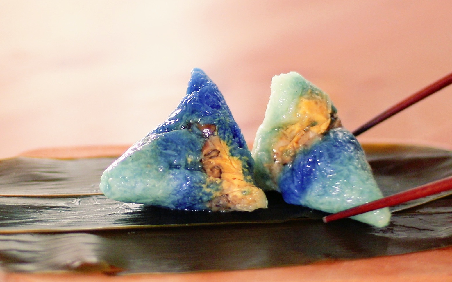 娘惹粽子粽子传到东南亚竟然变成了蓝色的