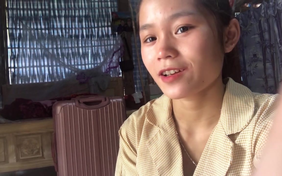 越南的女孩天天说没有衣服穿,小惠带大家看看我的漂亮衣服