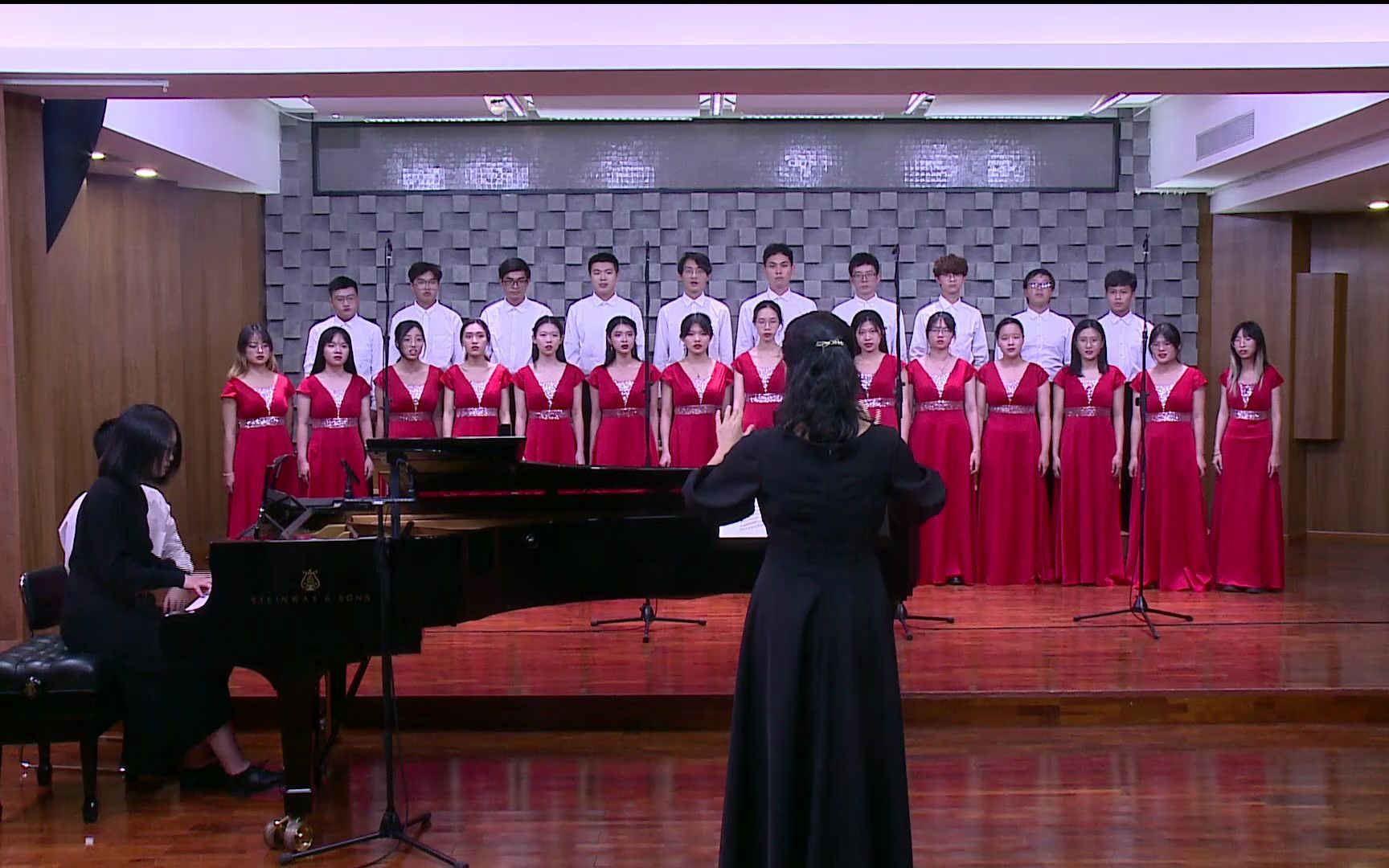 在灿烂阳光下中山大学合唱团珠海校区指挥周莉