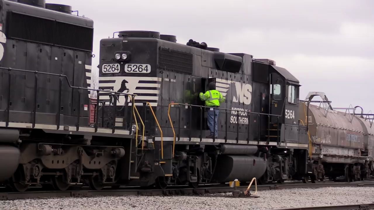 密歇根铁路线sd40-2内燃机车 黑色ns涂装货列_哔哩哔哩_bilibili