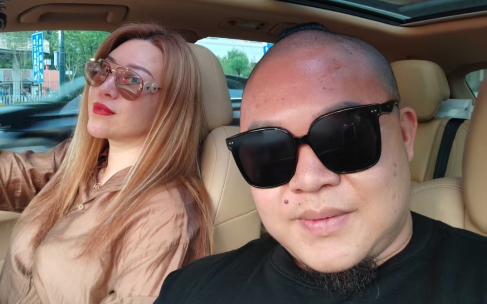 阿诺十分享受与王萱的二人世界,疯狂挑逗王萱,可无奈王萱就不搭理他