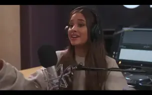 Скачать видео: Ariana Grande 亲自示范自己名字的意大利语发言