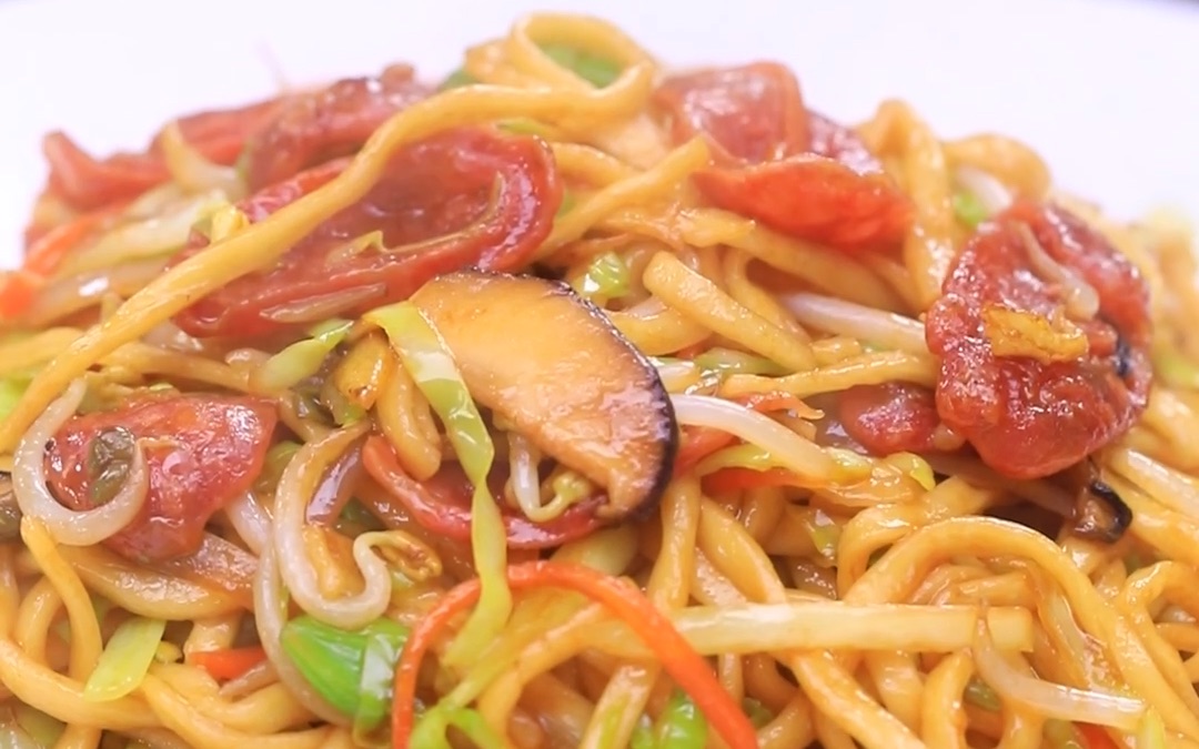 今儿我复刻一道北京冬奥会菜单,广东香肠炒面,非常有特色一种美食!