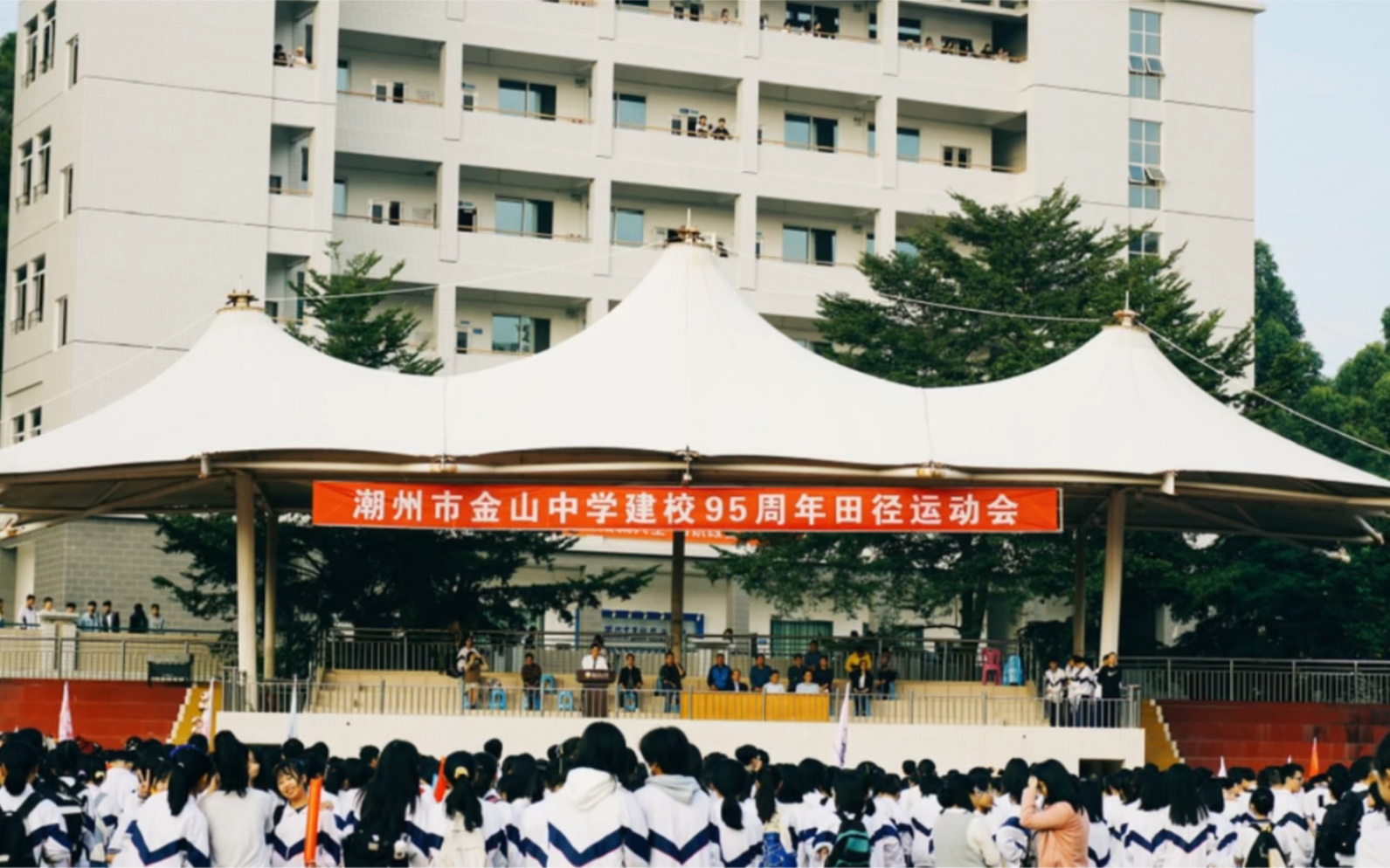 [图]中学时代最后一个校运会记住那十一月的喧闹 记住飘扬夺目的班旗 记住每一张合影的笑容 记住喊破嗓子的加油鼓劲 记住那炽热滚烫的青春