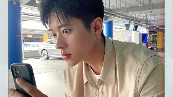 挤眉弄眼小帅哥