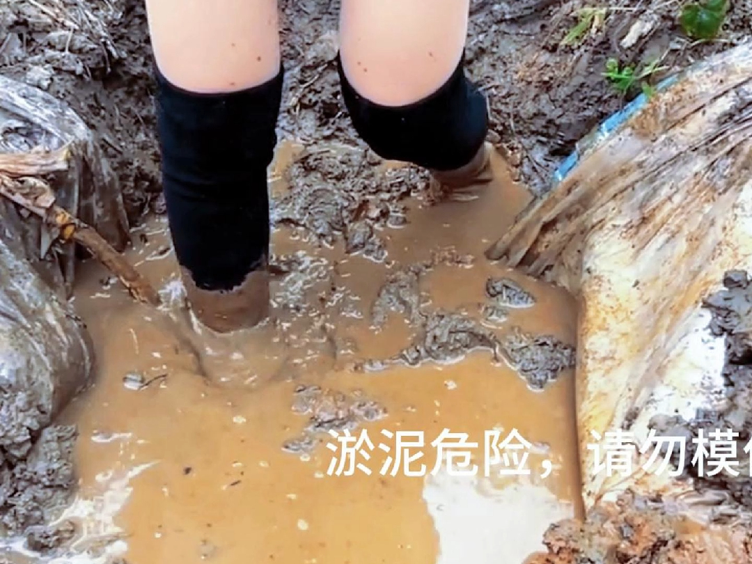 野外真实拍摄,小姐姐穿皮靴踩泥巴