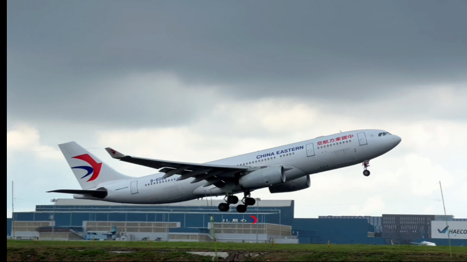 东航a330客机超短距离起飞01