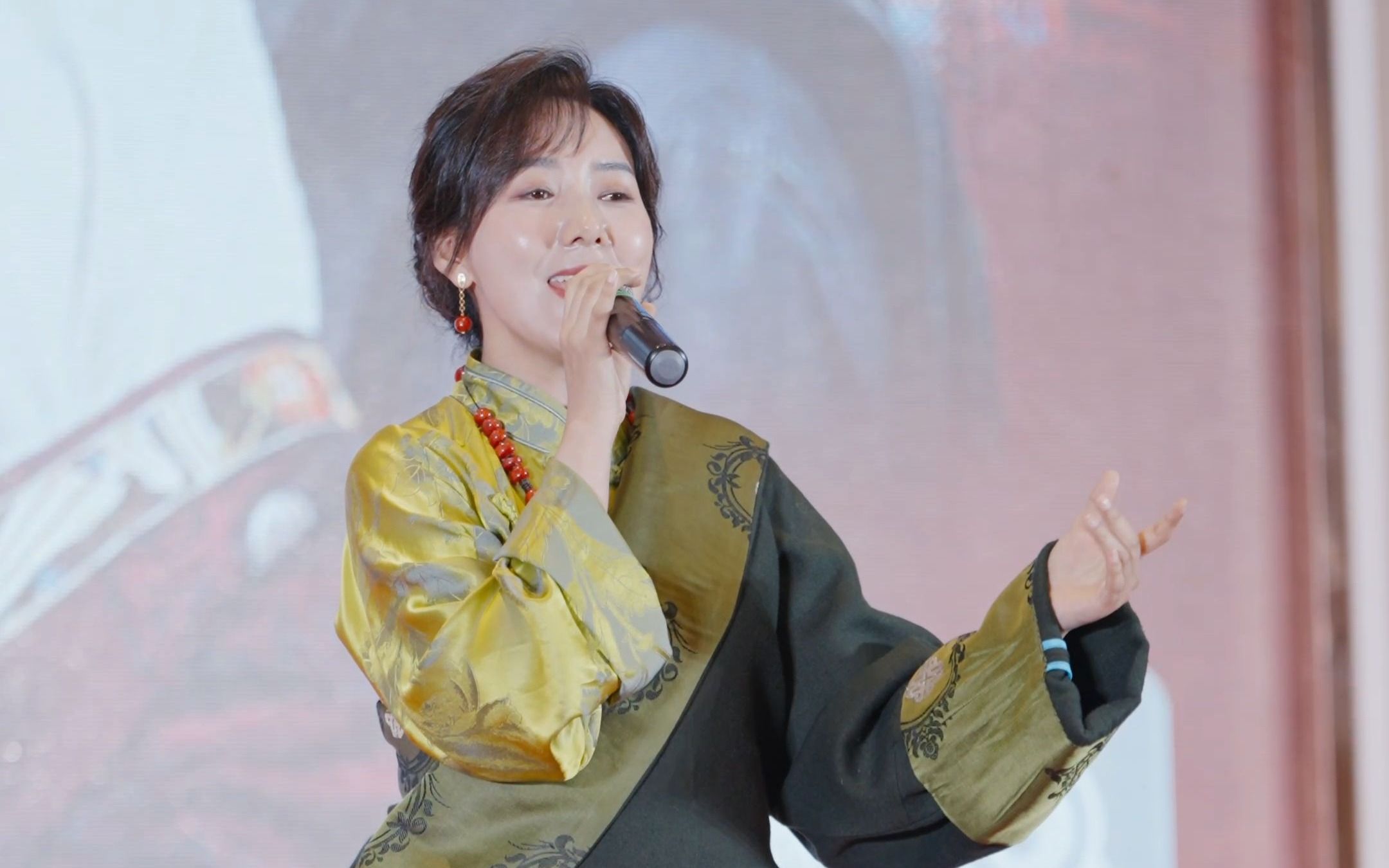 藏族美女歌手泽旺拉姆
