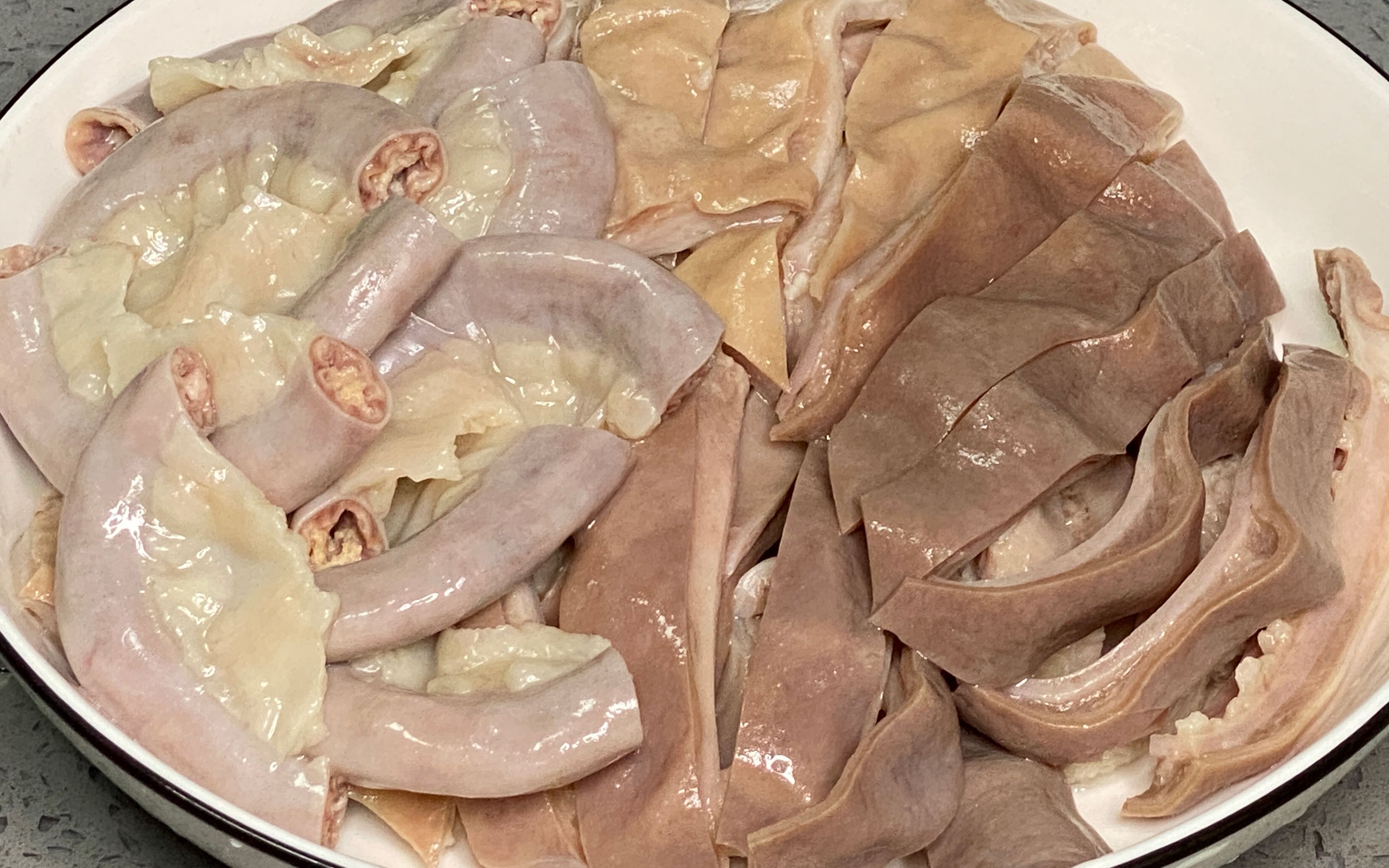 猪肉越来越便宜了,今天做一道老广们爱吃的白切猪肚,香脆爽口