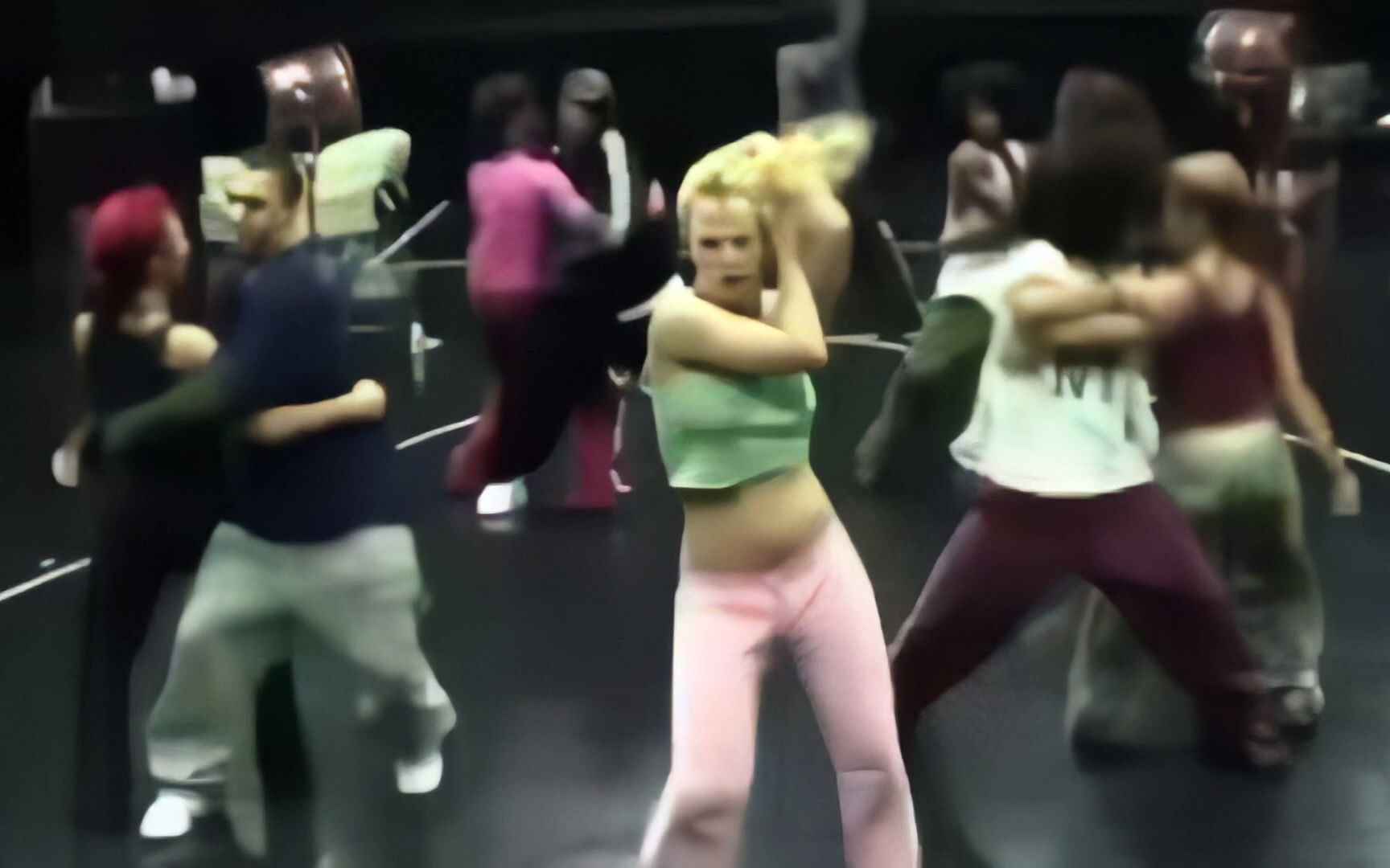 [图]【舞蹈彩排】Britney Spears - Toxic + Breathe On Me (Rehearsal for 2003 ABC Special)