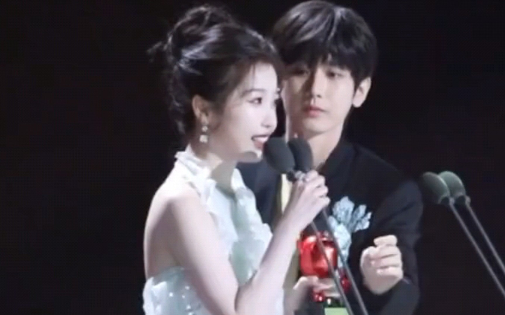 成毅:老同学我想帮你说两句 哈哈哈#虞书欣 #成毅 #尖叫之夜