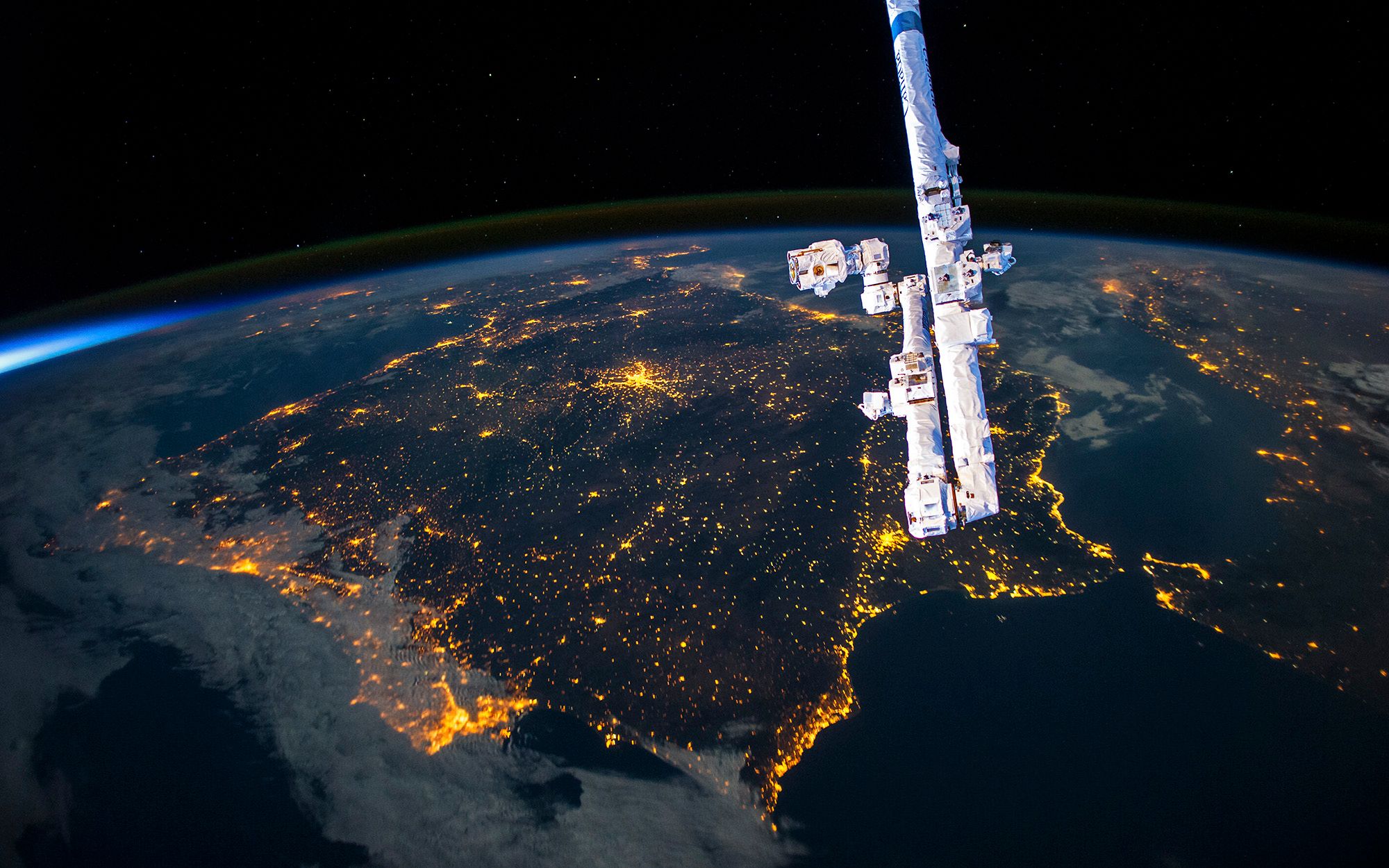 从太空看地球城市夜景灯光 空间站机械臂