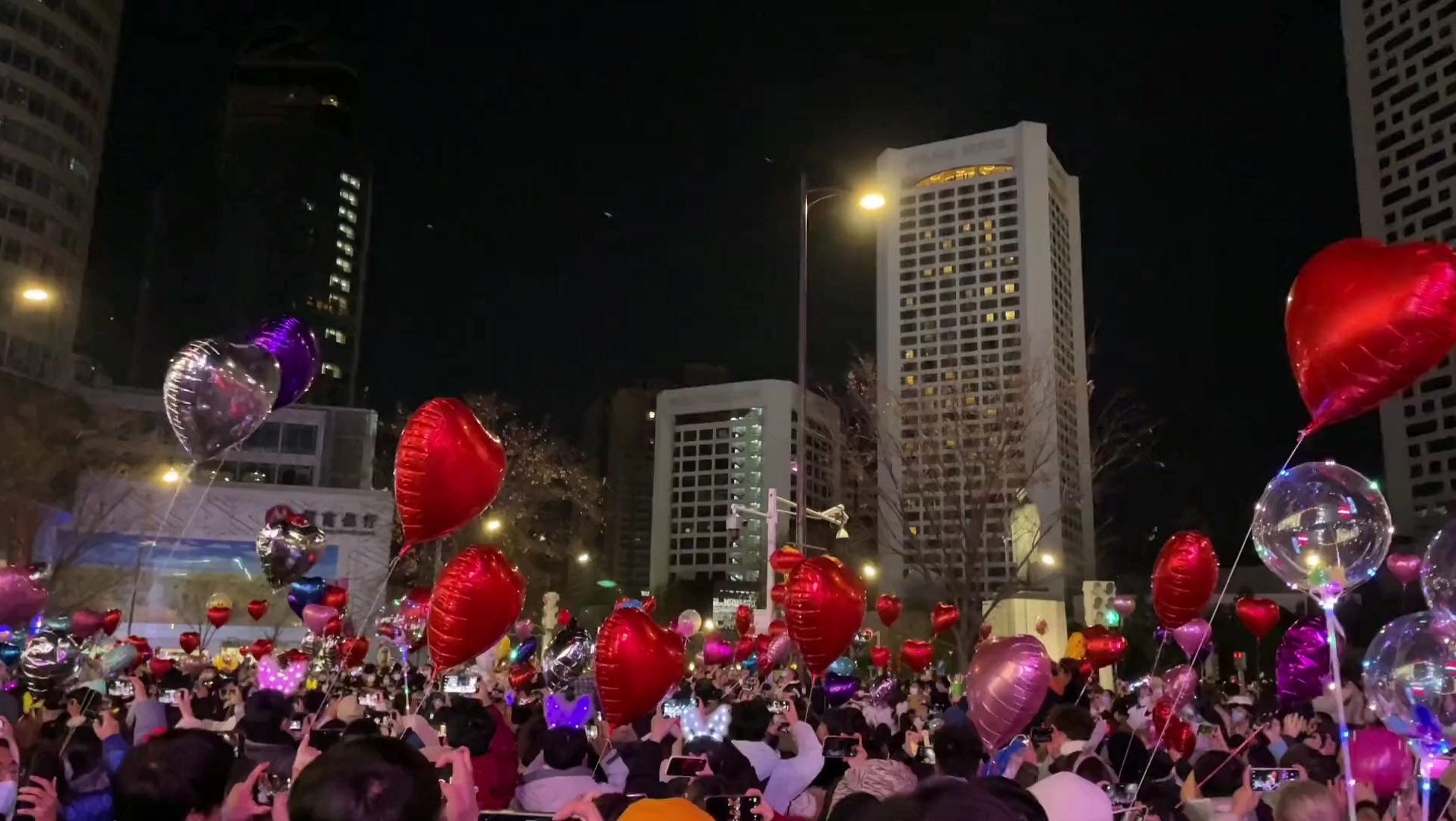 [图]转眼这一年又要结束了 今年还会一起跨年吗？她还会在你身边吗？