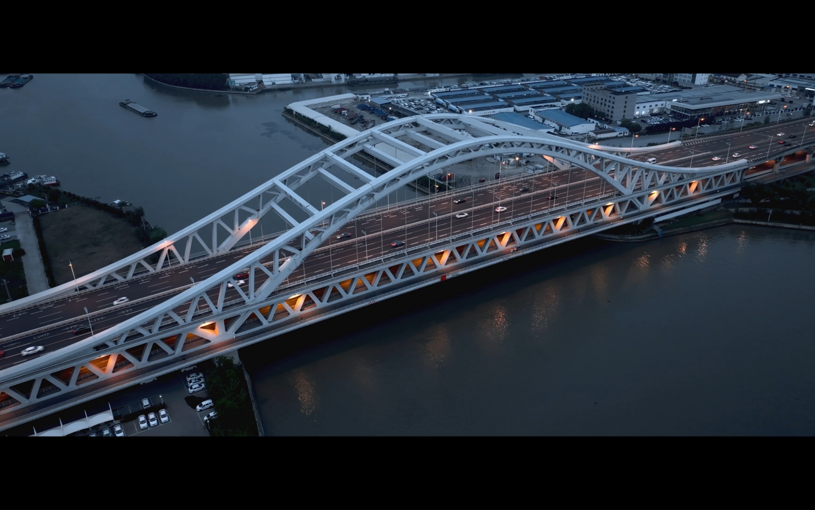 这里是斜港大桥,东起姑苏,西至吴江.