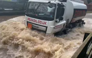 下载视频: 【搬个凳子看一天】各种车辆通过积水路面合集