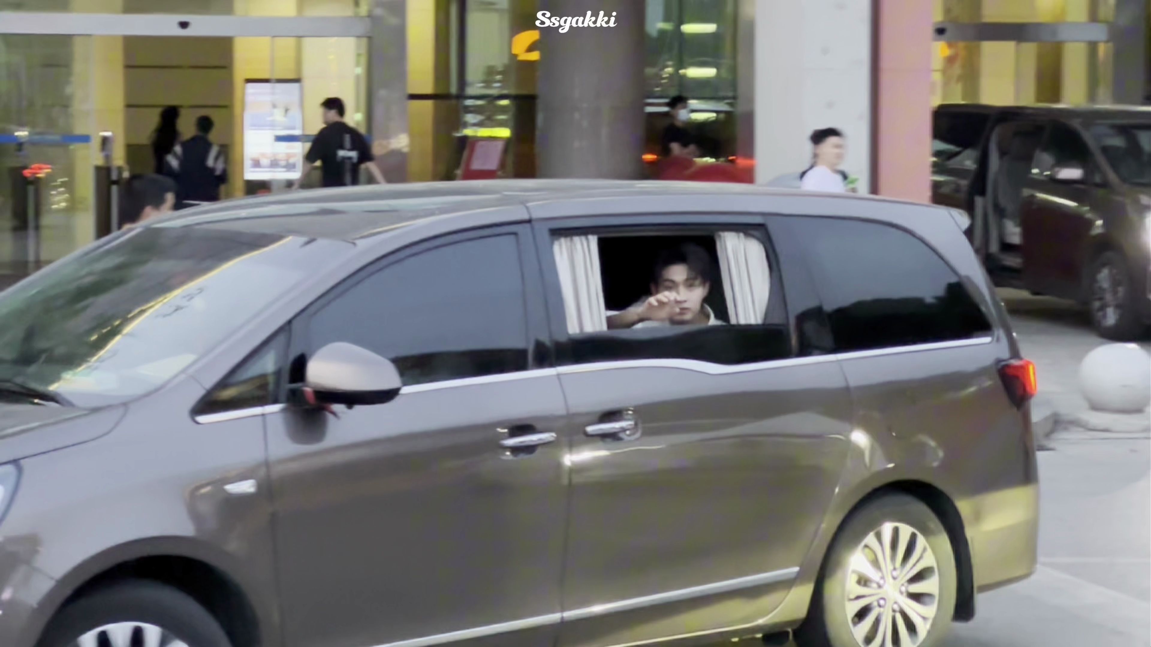 0517秦霄贤hi6下班