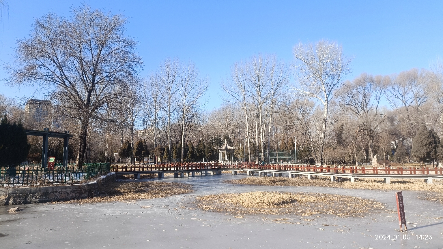 长治太行公园冬日仙境湖冰玉洁