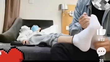 挠男生痒痒