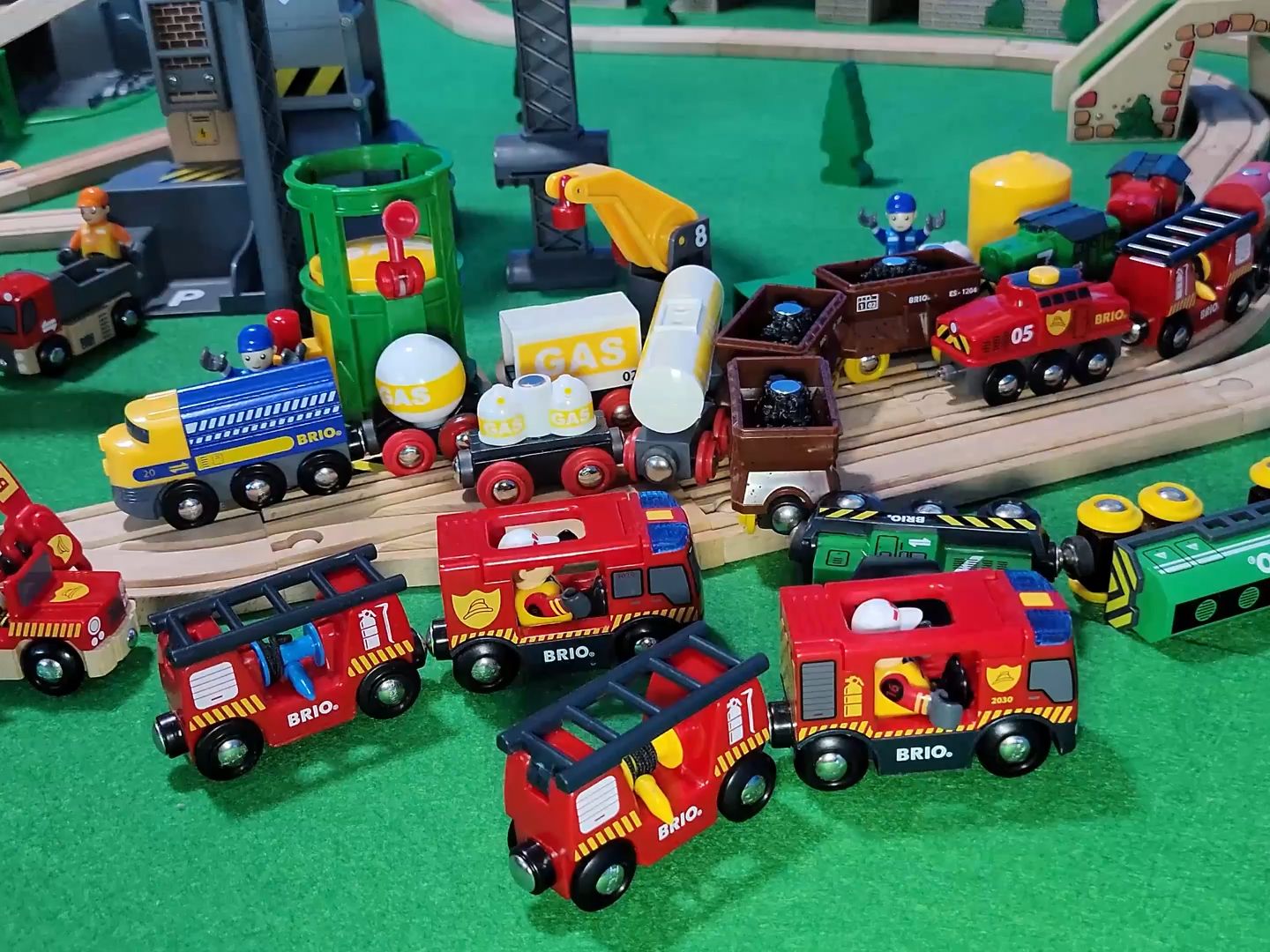 [图]BRIO Trains - Fire Trucks and Firemen save the Cargo Train Crash Wooden Toy Trai