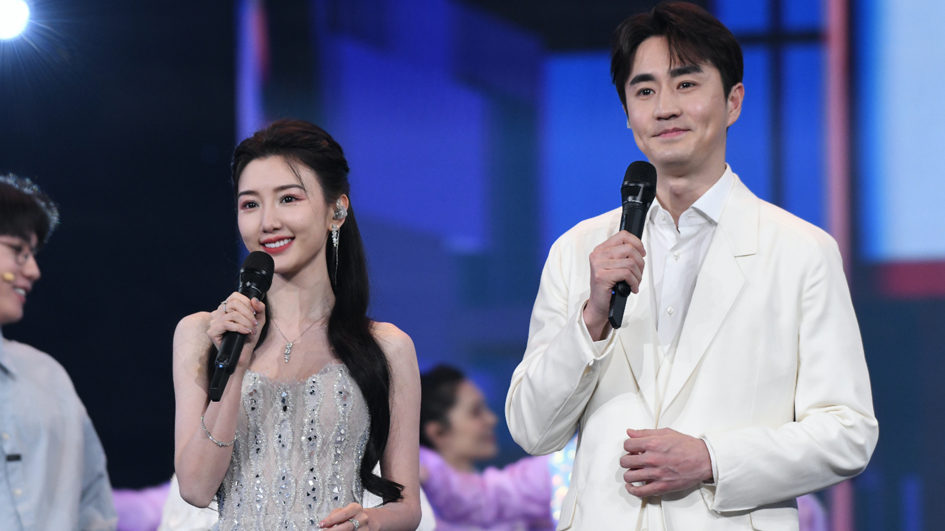 超甜售后!毛晓彤杨玏甜蜜合唱曝光,穿"情侣装"氛围感十足