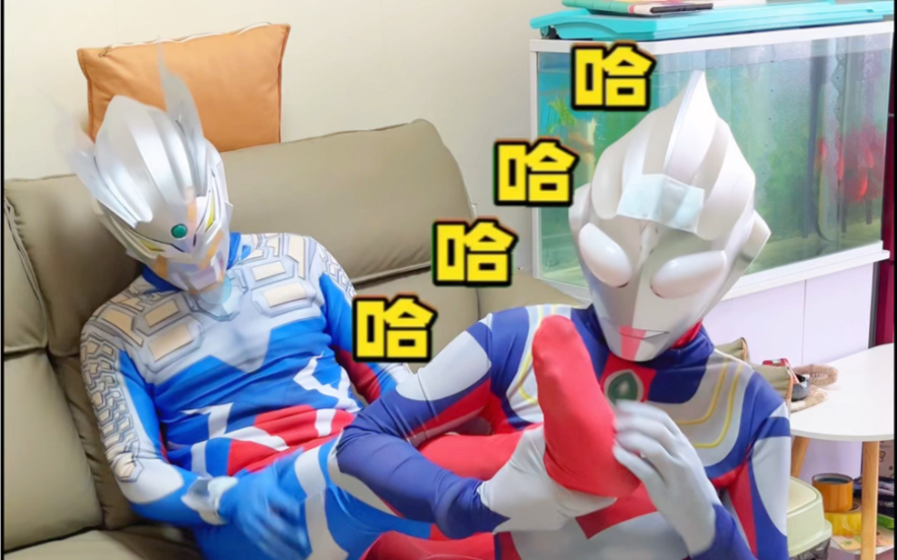 迪迦奥特曼挠赛罗奥特曼痒痒!